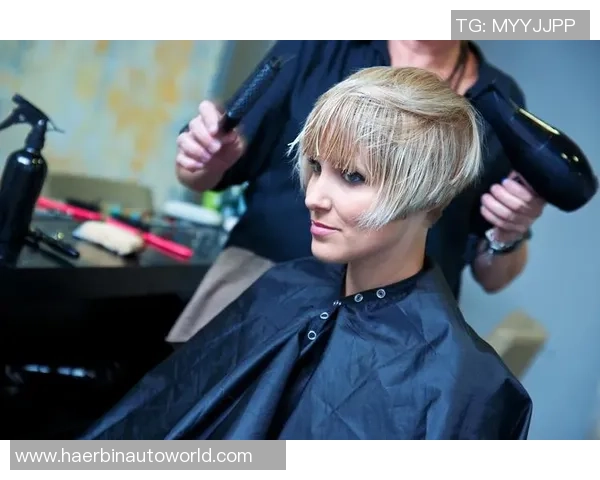 哪个足球明星在赛场外也爱美丽吹头发的时尚瞬间揭秘